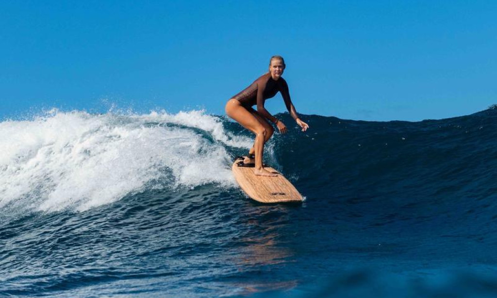 Foam Longboard Surfboard: A Lightweight and Durable Option for Beginner Surfers