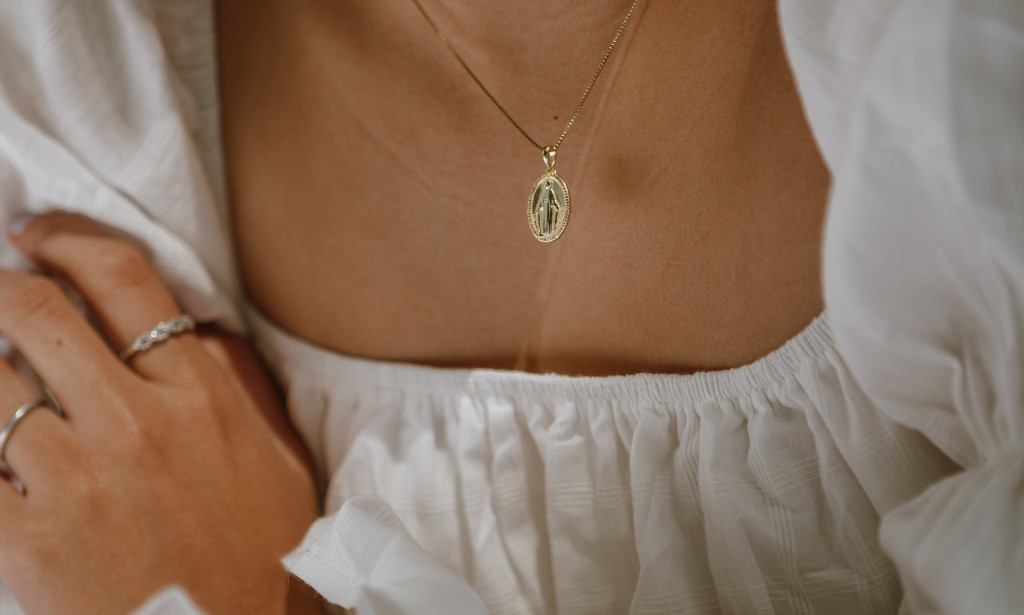 Unlocking the Mysteries of Real Gold Jewelry: Costs, Authenticity, and Identification