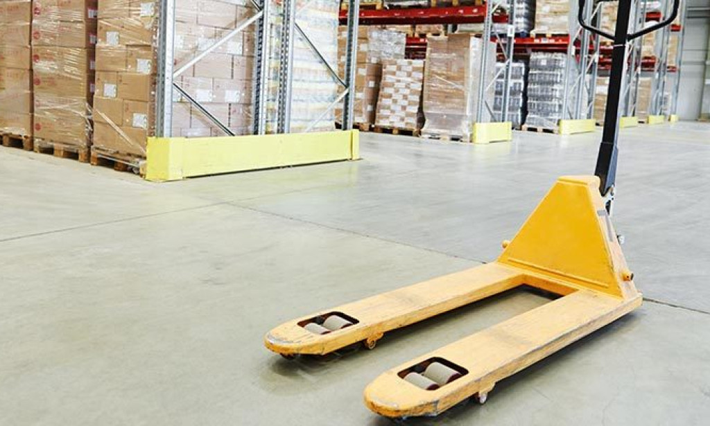 Pallet Truck Safety Tips for UAE Businesses