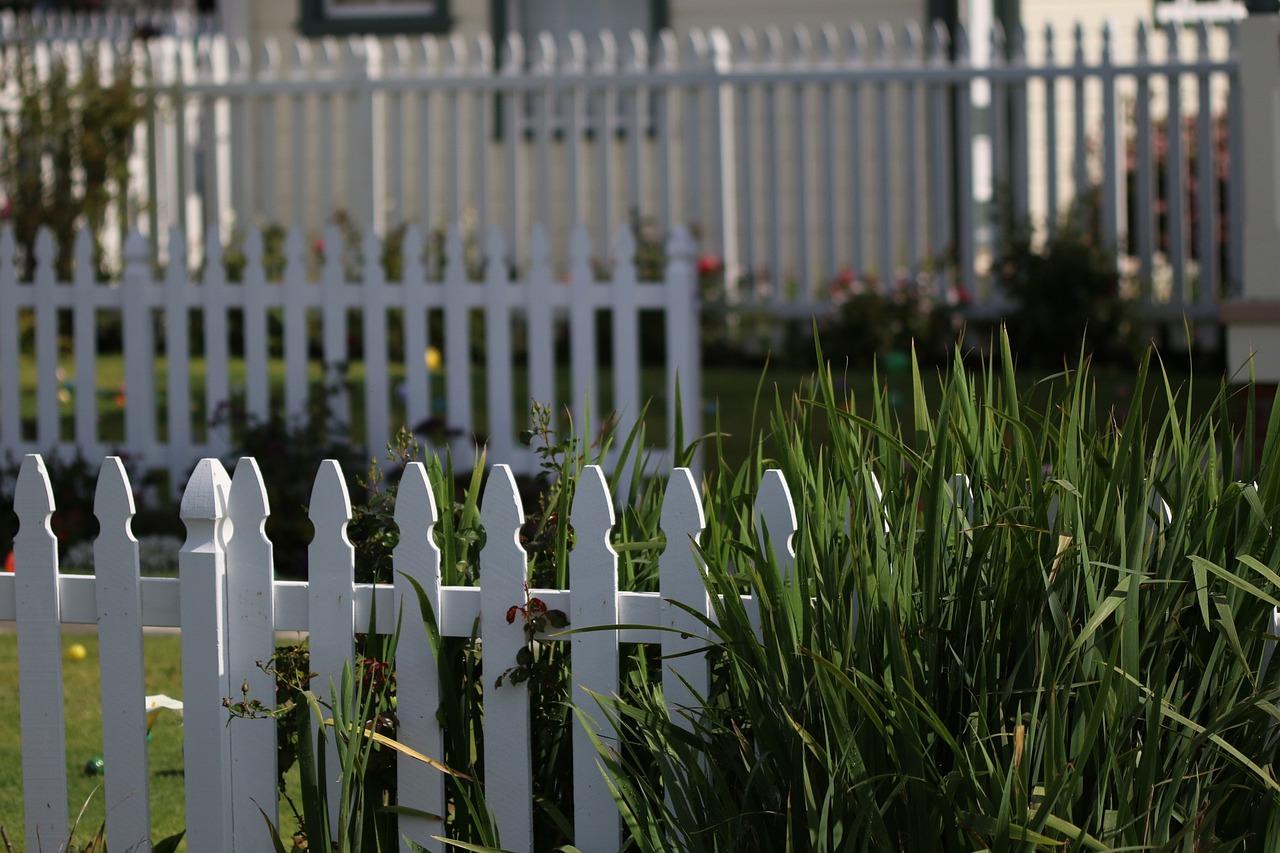 A vinyl fence