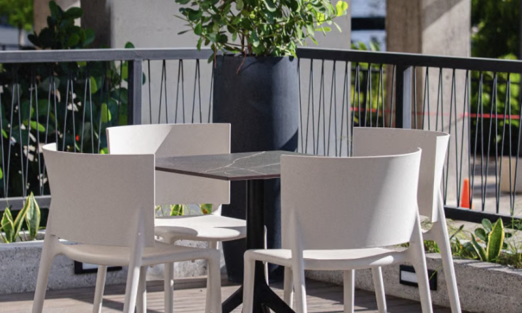 How to Create a Cozy Garden Retreat with the Right Pergola and Deck Building Service